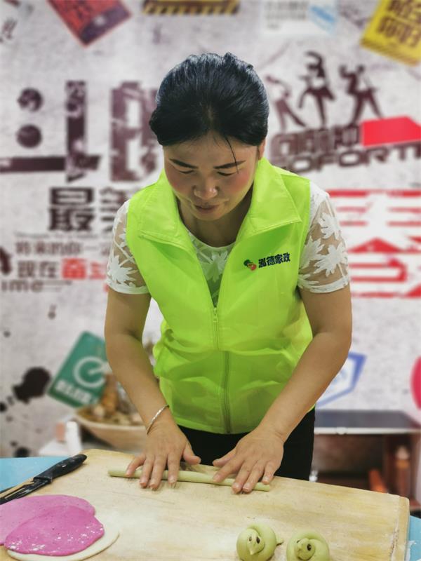 月嫂学作面点