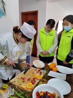 月嫂学习水果